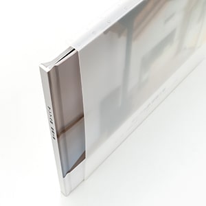 表紙は上製本 (ハードカバー)半透明のスライドケース付き